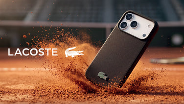 Lacoste logolu telefon kılıfı takılı iPhone, toz bulutu içinde tenis kortu arka planında – masaüstü görünüm