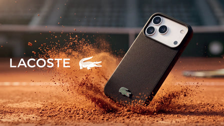 Lacoste logolu telefon kılıfı takılı iPhone, toz bulutu içinde tenis kortu arka planında – masaüstü görünüm